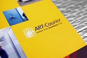 国外Art Courier竖版小画册设计分享